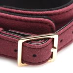 Uitgevoerd in PU suede