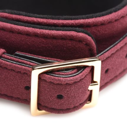 Uitgevoerd in PU suede