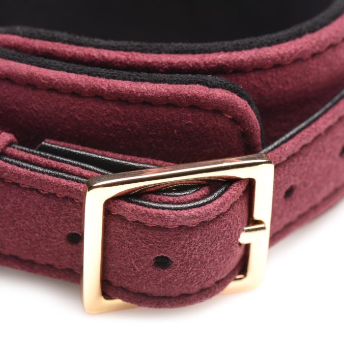 Uitgevoerd in PU suede